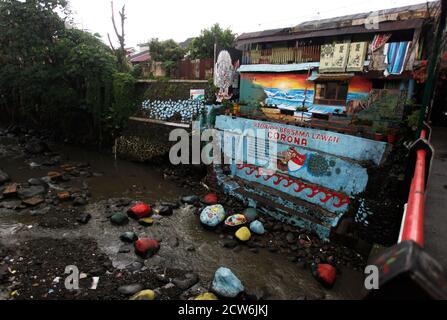 Bogor, Indonésie. 27 septembre 2020. Une vue d'un art sur le mur dans le village dessiné à Bogor, West Java, Indonésie, 27 septembre 2020. Le village densément peuplé adjacent à la rivière Ciliwung, indépendamment des résidents, a peint diverses figures, des personnages animaux et des vues sur les murs et les murs de la maison comme potentiel de tourisme dans le village. (Photo par Adriana/INA photo Agency) crédit: SIPA USA/Alay Live News Banque D'Images