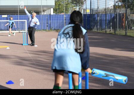 Le Premier ministre Boris Johnson participe à une partie de cricket lors d’une leçon de sport à la Ruislip High School, dans sa circonscription locale d’Uxbridge, à l’ouest de Londres. Banque D'Images