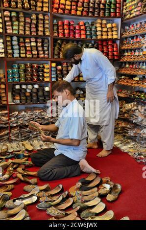 Les commerçants ont tendance à acheter des khussas en cuir fait à la main Karachi Pakistan Banque D'Images