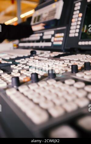 Istanbul, Turquie, 08/10/2015; CNN International Istanbul Branch studios. Arrière-plan technologique avec vue sur un bureau de commutation plein de boutons Banque D'Images