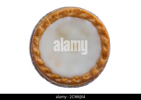 Tarte aux pommes de terre hachée glacée de Sainsburys isolée sur fond blanc - pâtisseries fourrées de viande hachée, recouvertes d'un glaçage blanc doux Banque D'Images