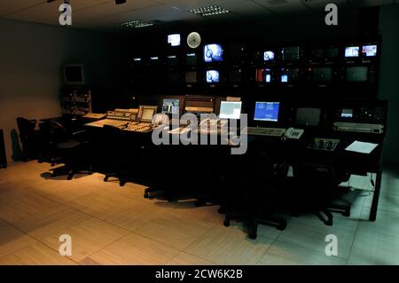 Istanbul, Turquie, 08/10/2015; CNN International Istanbul Branch studios. Vue sur une salle de télévision et de commande audio avec écrans et bureaux de commutation. Pas de péopl Banque D'Images