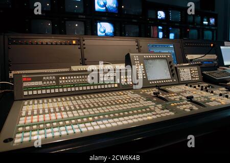 Istanbul, Turquie, 08/10/2015; CNN International Istanbul Branch studios. Vue sur une salle de contrôle de la télévision avec des écrans et un grand bureau de commutation avec des boutons Banque D'Images