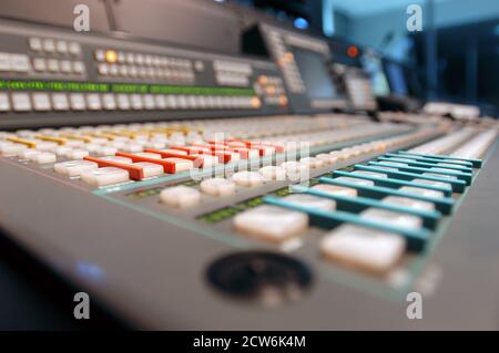 Istanbul, Turquie, 08/10/2015; CNN International Istanbul Branch studios. Vue latérale d'un bureau de mélangeur coloré plein de boutons Banque D'Images