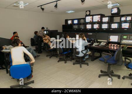 Istanbul, Turquie, 08/10/2015; CNN International Istanbul Branch studios. Vue depuis une salle de contrôle avec des personnes travaillant Banque D'Images