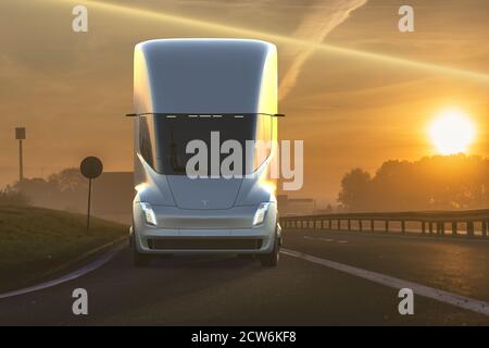 Le nouveau semi-camion électrique de Tesla sur l'autoroute Banque D'Images