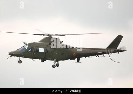 La Force aérienne belge Agusta A109 en vol au Cosford Air Show 2016, Shropshire, Royaume-Uni Banque D'Images