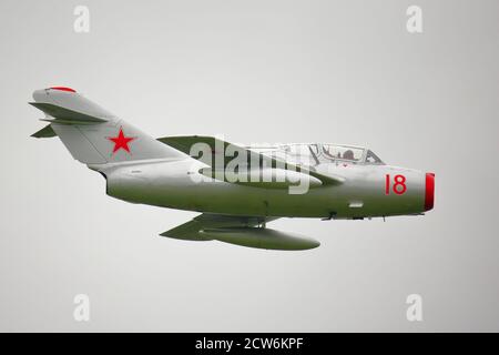 MIG 15 effectuant sa routine au Cosford Air Show 2016, Shropshire, Royaume-Uni Banque D'Images