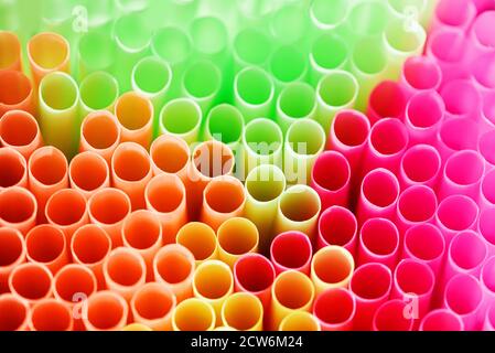 Arrière-plan abstrait de nombreux tubules multicolores pour cocktail. Gros plan coloré de pailles en plastique de boisson Banque D'Images