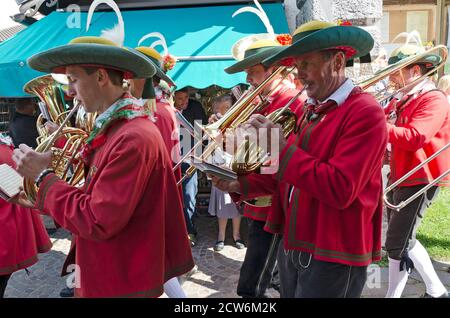Groupe folklorique traditionnel Maria Lugau à la foire paroissiale pendant la parade, Carinthie, Autriche, 2015 Banque D'Images