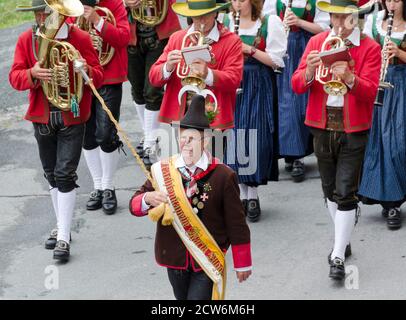 Le musicband Maria Lugau à la procession du festival en célébration de 200 ans du groupe en costumes traditionnels, Carinthie, Autriche Banque D'Images