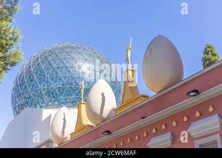 FIGUERES, ESPAGNE-8 AOÛT 2020: Architecture du toit du théâtre et musée Salvador Dali dans sa ville natale Banque D'Images