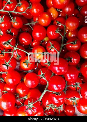 Un fond de nourriture plein cadre de tomates cerises mûres sur un blocage du marché avec l'espace de copie Banque D'Images