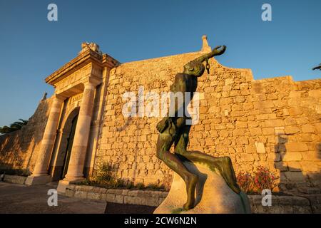 Fidelius, escultura en bronce dedicada un pasteur, Koch, Finlay y ferran, obra de Manuel Ramos González, Isla del, Illa del Lazareto Llatzeret, interio Banque D'Images