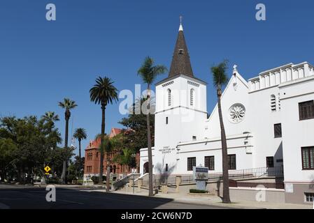 SANTA ANA, CA - 30 AVRIL 2017 : première église presbytérienne. Situé dans le centre-ville, et le palais de justice d'Old County. Banque D'Images