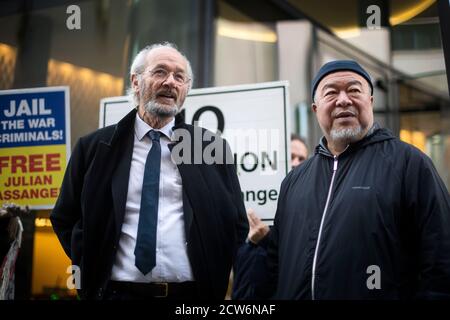 John Shipton, le père de Julian Assange, accompagné de l'artiste contemporain chinois et activiste ai Weiwei, après une protestation silencieuse devant Old Bailey à Londres en faveur de Julian Assange. Le fondateur de WikiLeaks lutte contre l'extradition vers les États-Unis pour des accusations liées à des fuites de documents classifiés qui auraient révélé des crimes de guerre et des abus. Banque D'Images