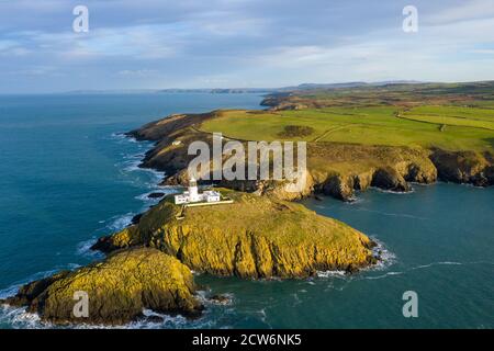 Vue aérienne du phare de Strumble Head, près de Goodwick, Pembrokeshire, Dyfed, pays de Galles, Royaume-Uni Banque D'Images