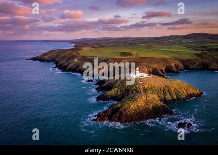 Vue aérienne du phare de Strumble Head, près de Goodwick, Pembrokeshire, Dyfed, pays de Galles, Royaume-Uni Banque D'Images