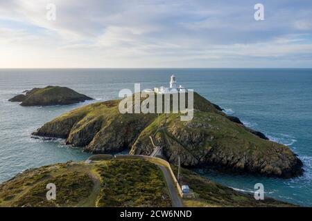 Vue aérienne du phare de Strumble Head, près de Goodwick, Pembrokeshire, Dyfed, pays de Galles, Royaume-Uni Banque D'Images