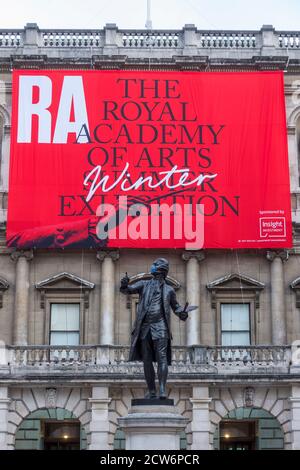 Londres, Royaume-Uni. 28 septembre 2020. La statue masquée de Joshua Reynolds devant un panneau pour l'exposition d'été à l'Académie royale des arts de Piccadilly qui, en raison du confinement de Covid-19, a lieu pour la première fois en automne. Plus de 1000 œuvres dans un large éventail de médias par des académiciens royaux, des artistes établis et émergents, sont exposées dans l'exposition qui se déroule du 6 octobre 2020 au 3 janvier 2021. Credit: Stephen Chung / Alamy Live News Banque D'Images