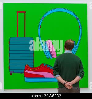 Londres, Royaume-Uni. 28 septembre 2020. Un membre du personnel pose avec 'sans titre (avec Suitcase)' par Sir Michael-Craig-Martin (RA). Aperçu de l'exposition d'été à l'Académie royale des arts de Piccadilly qui, en raison du confinement de Covid-19, a lieu pour la première fois en automne. Plus de 1000 œuvres dans un large éventail de médias par des académiciens royaux, des artistes établis et émergents, sont exposées dans l'exposition qui se déroule du 6 octobre 2020 au 3 janvier 2021. Credit: Stephen Chung / Alamy Live News Banque D'Images