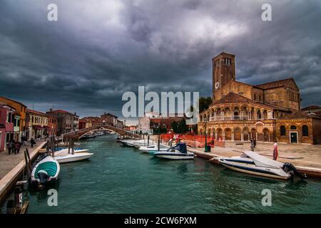 La tempête approche à Murano, où se dresse l'église principale. Banque D'Images