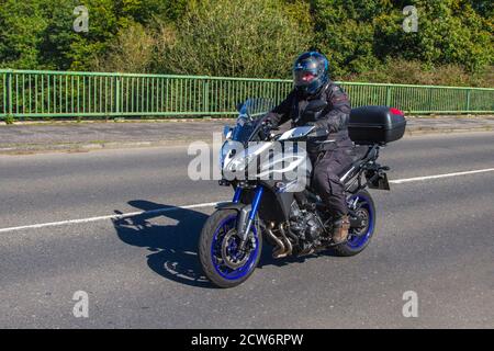 2016 Yamaha Tracer MT-09 cycliste masculin sur route sportive sur route de campagne traversant le pont autoroutier dans la campagne du Lancashire, Royaume-Uni Banque D'Images