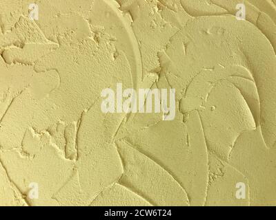 Plâtre texturé de couleur jaune. Texture de stuc mural. Arrière-plan enduit Banque D'Images
