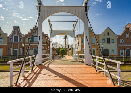 Pont de chaîne dans la vieille ville européenne. Journée ensoleillée dans la ville d'Europe Banque D'Images