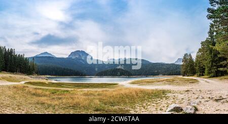 Panorama du lac Noir ou Crno jezero sur le mont Durmitor près de la ville de Zabljak, dans le nord du Monténégro. Grand lac connu sous le nom de Veliko jezero. Banque D'Images