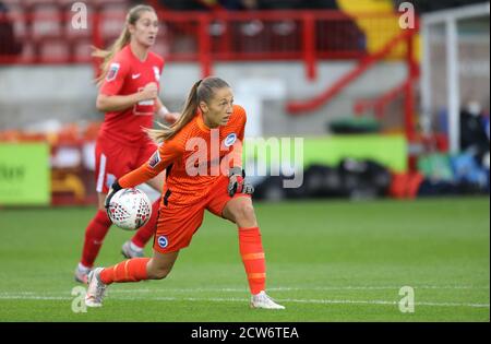 Cecilie Fiskerstrand de Brighton lance le ballon pendant la vitalité WomenÕs FA Cup quart de finale match entre Brighton et Hove Albion Femmes et femmes de la ville de Birmingham au stade de pension de PeopleÕs À Crawley Banque D'Images