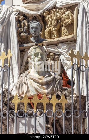 FIGUERES, ESPAGNE-8 AOÛT 2020 : monument à l'écrivain et philosophe espagnol Francesc Pujols près du Théâtre et musée Salvador Dali Banque D'Images