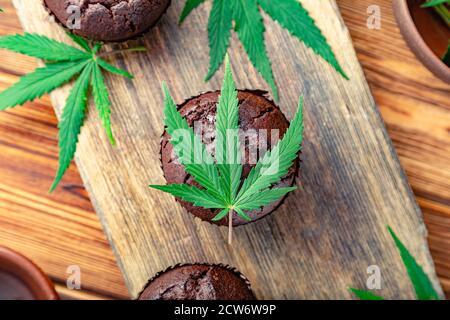 Cupcake avec de la marijuana. Muffins au chocolat avec de l'herbe de cannabis cbd. Médicaments marijuana chanvre drogues dans la nourriture dessert, ganja légalisation. Cuisson Banque D'Images