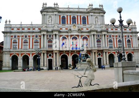 Turin, Piémont/Italie -04/20/2019- Turin Carlo Alberto de Savoie square et le palais Carignano, site de Musée du Risorgimento. Banque D'Images