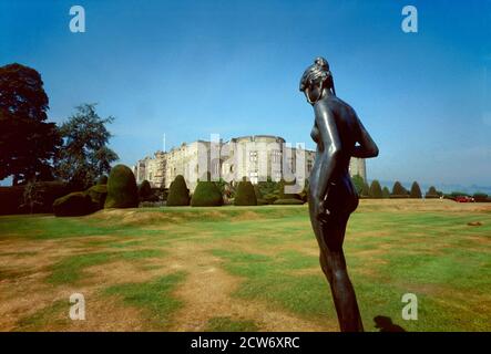 Sculpture féminine dans le parc du château et des jardins de Chirk; Chirk, Wrexham, pays de Galles, Royaume-Uni Banque D'Images