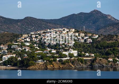 Cap Ras péninsulaire dans le village de pêcheurs de Llanca sur la Costa Brava, Catalogne, Espagne Banque D'Images