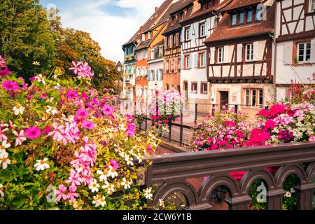 Village romantique avec maisons à colombages au bord du canal, fleurs sur le pont. SummertimeColmar dans , Alsace France. Banque D'Images