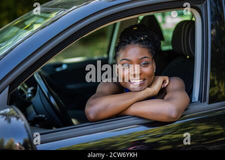 Jeune conducteur noir assis dans sa voiture Banque D'Images