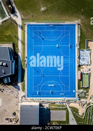 Vue en haut vers le bas du terrain de football bleu Banque D'Images