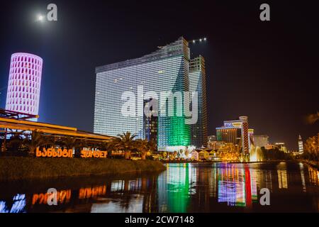 Nouvelle ville de Batumi la nuit. D'énormes bâtiments à Batumi, Géorgie. Banque D'Images