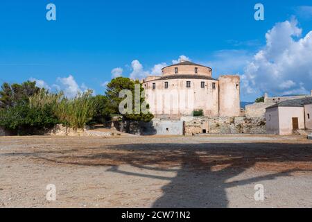 citadelle de Saint-Florent en Corse sous ciel bleu Banque D'Images