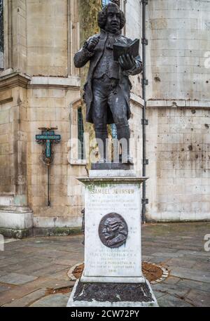 Statue du Dr Samuel Johnson à l'église St Clément Danes, Aldwych, Londres. Johnson, 1709-1784, a écrit le Dictionnaire de la langue anglaise (1755). Banque D'Images