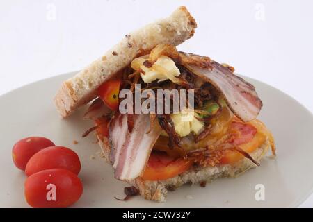 sandwich maison avec tomates au bacon et sauce mayonnaise Banque D'Images