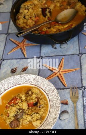 Fruits de mer riz espagnol avec homard et palourdes Banque D'Images