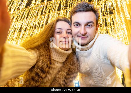 couple prenant selfie la nuit Banque D'Images