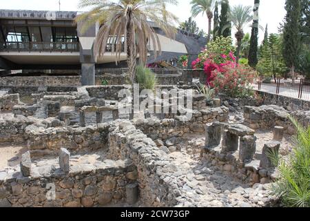 Vue sur les ruines excavées anciennes autour de St Peters House avec Vue partielle sur l'église Saint-Pierre de pèlerinage construite sur l' Ruines à Capharnaüm Israël Banque D'Images