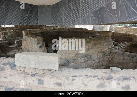 Gros plan sur les ruines antiques que l'on croyait être St Peters Maison située directement sous l'église Saint-Pierre L'ancienne ville romaine de Capharnaüm Isra Banque D'Images