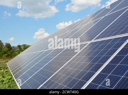 Un gros plan sur panneau solaire monté au sol, cellules, système d'énergie renouvelable pour alimenter une maison contre le ciel bleu. Banque D'Images