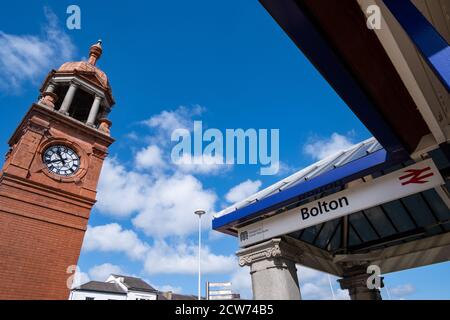 Tour de l'horloge à l'entrée de la gare de Bolton Lancashire juillet 2020 Banque D'Images