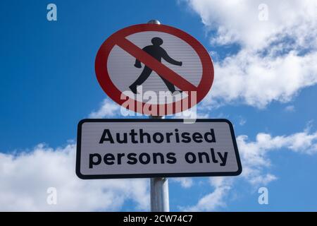 Les personnes autorisées signent uniquement à l'entrée de la gare à Bolton Lancashire juillet 2020 Banque D'Images